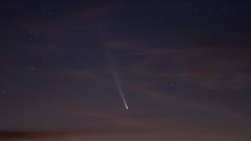 Cometa Atlas a supraviețuit apropierii de Soare. Cât timp o poți vedea