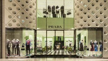 Prada se pregătește să facă un pas curajos: preluarea Versace. Ce impact ar putea avea achiziția asupra imaginii Prada