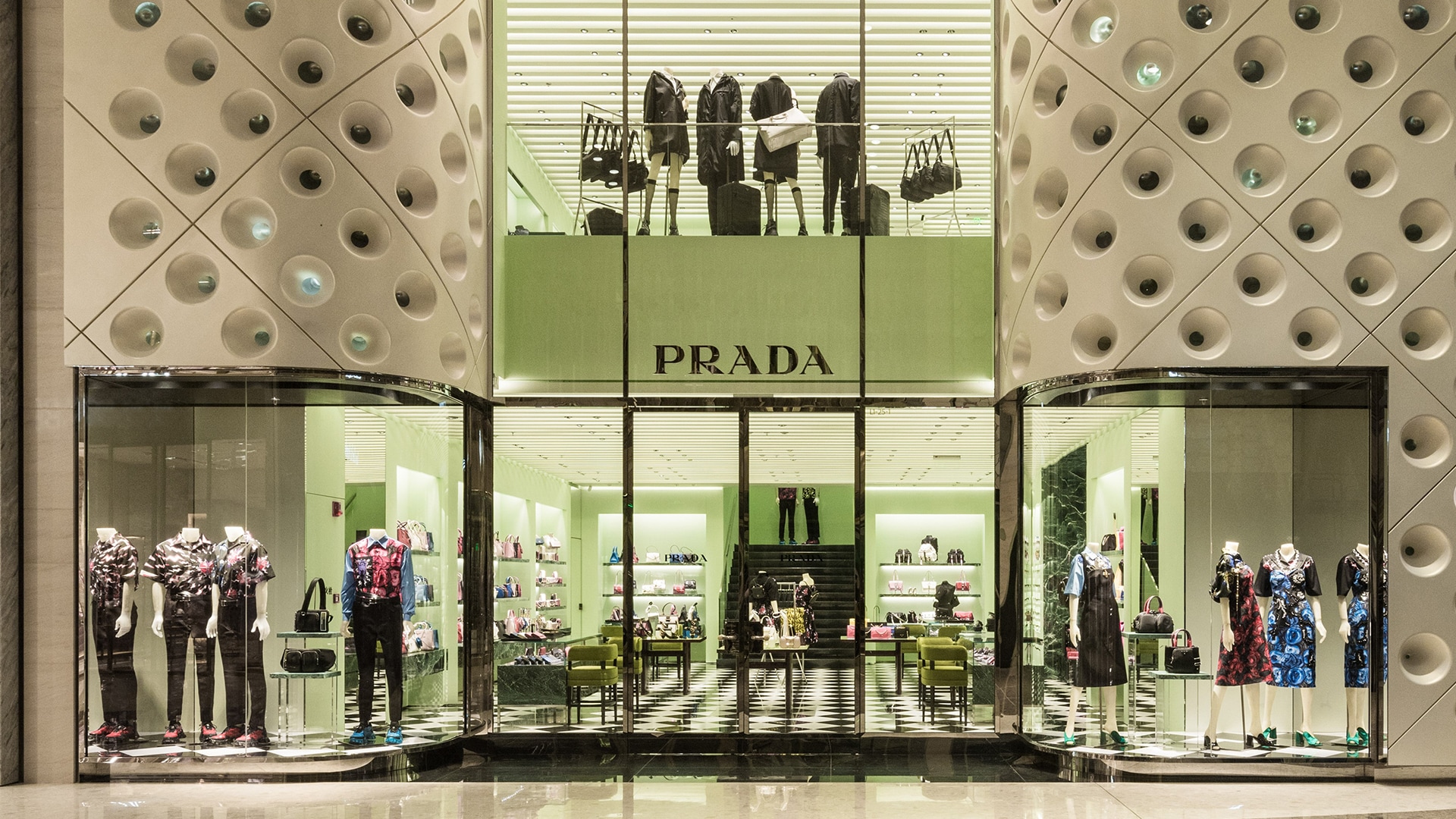 Prada se pregătește să facă un pas curajos: preluarea Versace. Ce impact ar putea avea achiziția asupra imaginii Prada