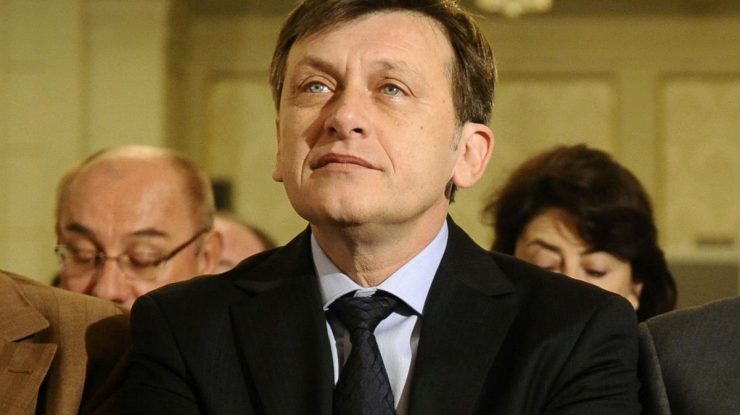 Crin Antonescu își suspendă candidatura la prezidențiale și acuză Coaliția PSD-PNL-UDMR că l-a lăsat „singur în campanie”