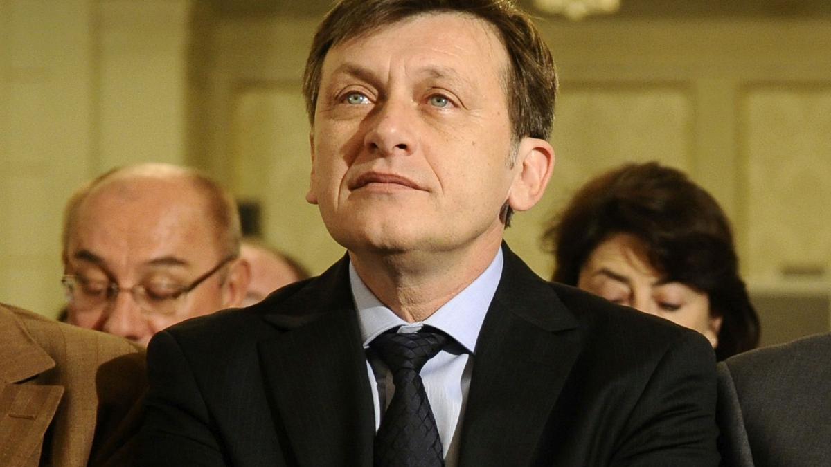 Crin Antonescu își suspendă candidatura la prezidențiale și acuză Coaliția PSD-PNL-UDMR că l-a lăsat „singur în campanie”