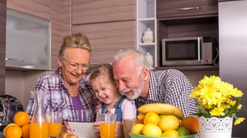 Tinerii din SUA își caută bunici de împrumut pe internet. Cum funcționează Surrogate Grandparents USA