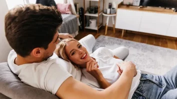 Zâmbetele pot reflecta calitatea unei relații. Cuplurile fericite reacționează mai rapid și mai armonios