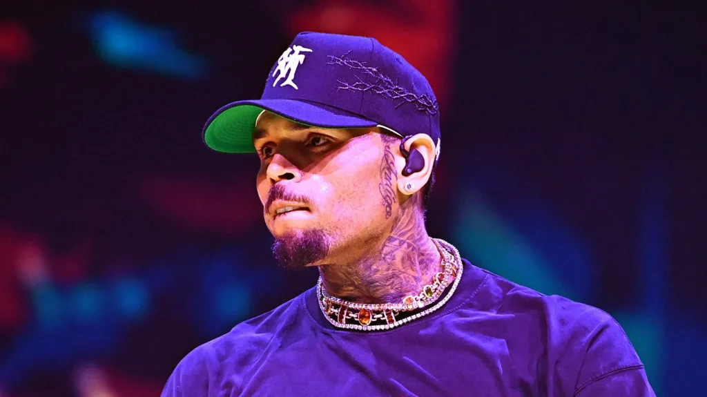 Chris Brown a intentat un proces împotriva Warner Bros pentru acuzațiile de agresiune sexuală din documentarul „Chris Brown: A History of Violence”. Cum se apără artistul