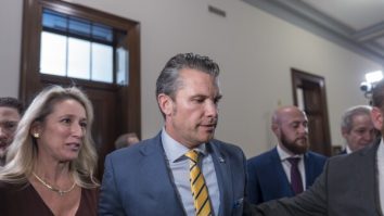Pete Hegseth a fost confirmat în funcția de secretar al Apărării SUA. E acuzat de comportament agresiv față de femei și consum excesiv de alcool. Ce spune Trump
