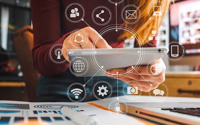 Strategia Smart.EDU vrea ca până în 2027, 90% din populație să se alfabetizeze. Radu Szekely, expert în educație: „Soluția este o cooperare cu stakeholderii care lucrează în IT”