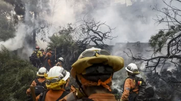 Un incendiu de vegetație a izbucnit la periferia orașului Los Angeles. Flăcările s-au extins în vest într-un ritm alarmant