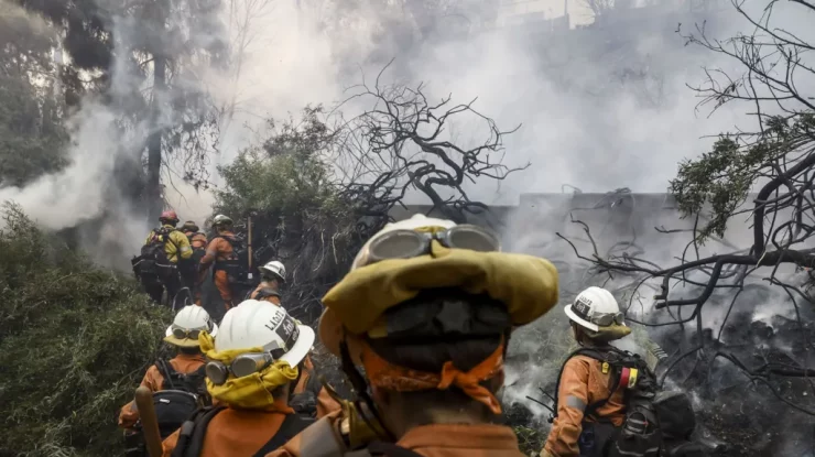 Un incendiu de vegetație a izbucnit la periferia orașului Los Angeles. Flăcările s-au extins în vest într-un ritm alarmant