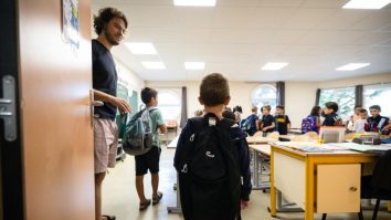 Guvernul francez pune la punct o reformă a programei de educație sexuală în școli, care abordează inclusiv identitatea de gen