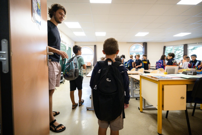 Guvernul francez pune la punct o reformă a programei de educație sexuală în școli, care abordează inclusiv identitatea de gen