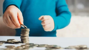 Elevii de clasa a V-a sunt puși să dea înapoi banii primiți ca burse primite după olimpiade și concursuri. Adresele au doar rol informativ