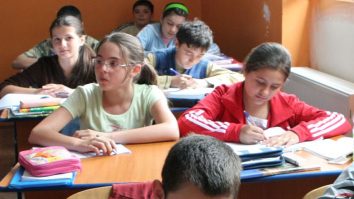 România are nevoie de o reformă educațională reală. Expert: „Statul se bazează pe cât investesc părinții”