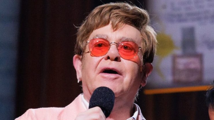„Diamonds”, cea mai mare colecție de hituri din cariera lui Elton John, a ajuns pe primul loc, după 374 de săptămâni în topuri