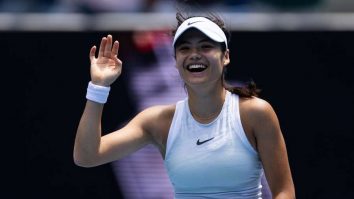 Emma Răducanu ajunge în turul al treilea la Australian Open, unde o va întâlni pe Iga Swiatek