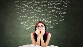 Marea Britanie schimbă stilul de examen. Cum vor da elevii BAC-ul