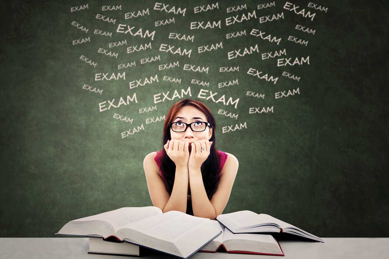 Marea Britanie schimbă stilul de examen. Cum vor da elevii BAC-ul