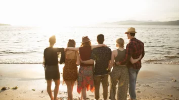 Astăzi sărbătorești Ziua Îmbrățișărilor. Ana-Maria Ambrosă, psiholog: „Copiii învață despre conexiunea umană prin gesturile fizice”