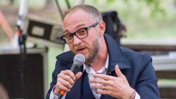 Eminescu ar susține lectura. Gabriel Bota continuă lupta pentru cultură