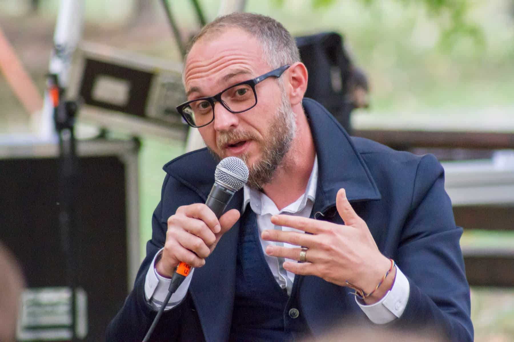 Eminescu ar susține lectura. Gabriel Bota continuă lupta pentru cultură