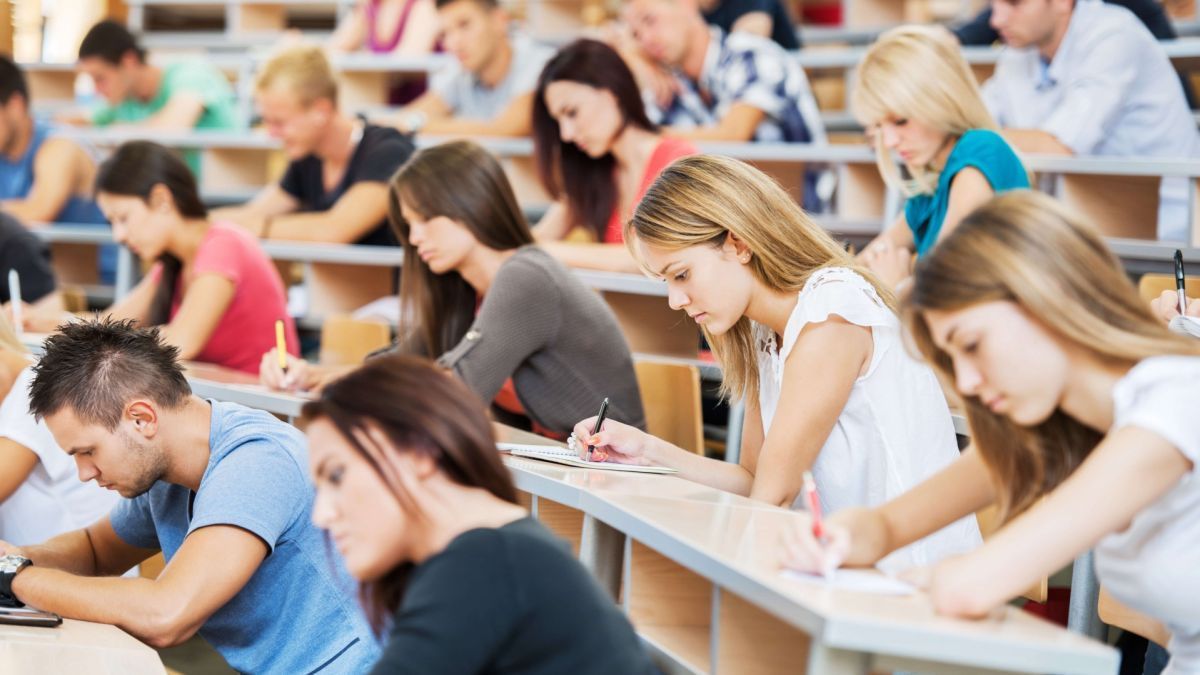 Generația Z își dorește stabilitate, educație modernă și oportunități clare pentru viitor. De ce ne pleacă tinerii din țară