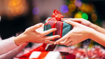 Banii îți aduc fericirea dacă îi cheltui pentru binele altora. Cei cu venituri mari sunt fericiți când cumpără cadouri pentru alții