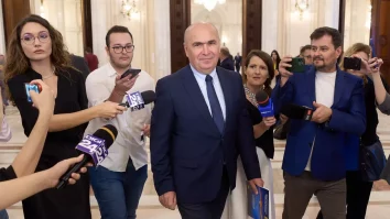Angajații Senatului l-au huiduit pe Ilie Bolojan. Șeful instituției anunță o reducere de personal la Senat