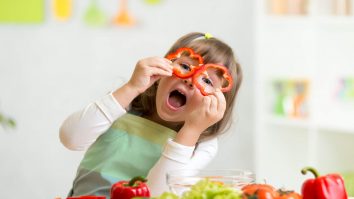 Copiii pot fi motivați prin povești să mănânce mai sănătos. Ce spun cercetătorii