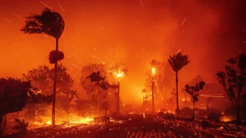 Incendiile din California: Hollywood Hills arde în timp ce Los Angeles este înghițit de „cel mai mare incendiu”