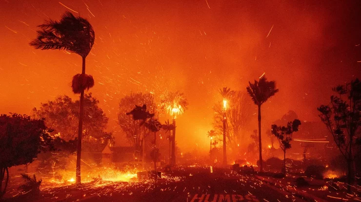 Incendiile din California: Hollywood Hills arde în timp ce Los Angeles este înghițit de „cel mai mare incendiu”