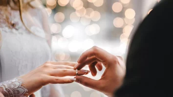 STUDIU. Căsătoriile îi fac pe oameni să nu mai vorbească cu cei mai buni prieteni