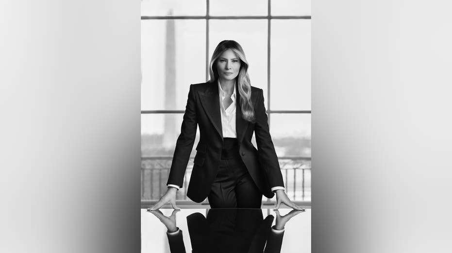 Casa Albă a dezvăluit portretul oficial al Melaniei Trump. Ce reacții a primit Prima Doamnă în social media