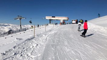 Unde schiezi azi? Sinaia, cunoscută ca „Perla Carpaților”, are 18 pârtii variate, inclusiv cea mai lungă pârtie din zonă, Drumul de Vară