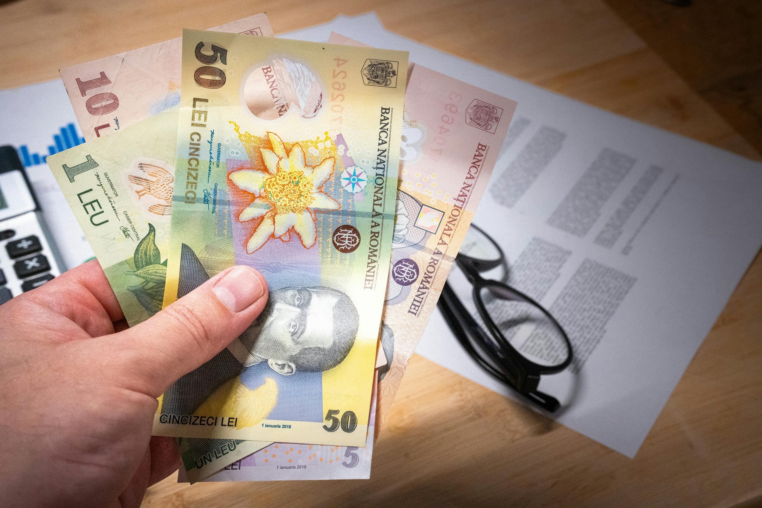 Cum o mai duce economia? Taxele s-ar putea mări, iar salariile au crescut peste rata inflației