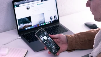 STUDIU. Elevii au rezultate mai bune la lecțiile predate cu meme-uri. Ce au mai descoperit cerectătorii