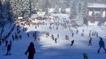 Pârtia din Predeal de așteaptă cu zăpadă și multă distracție. Alexandru Matescu, reprezentant TELEFERIC: „Telescaundul funcționează până la ora 16:30. Avem și o pârtie de săniuș”