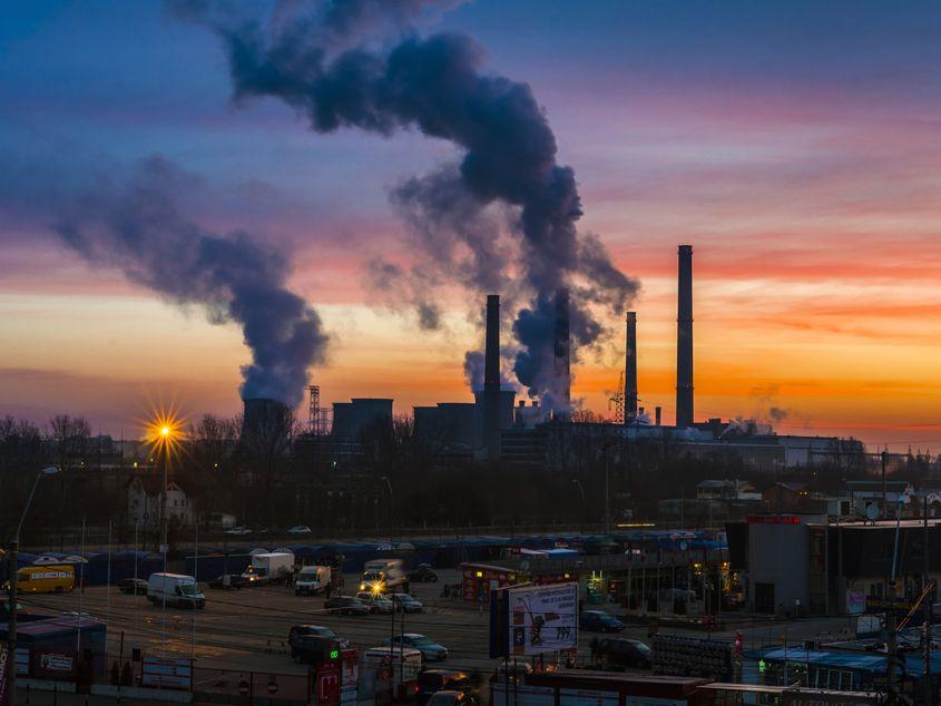 STUDIU. Bărbații poluează cu 26% mai mult decât femeile. Cum explică oamenii de știință diferența