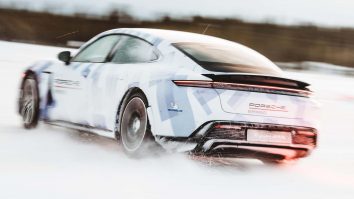 Porsche Taycan GTS stabilește un nou record mondial pentru cel mai lung drift continuu pe gheață