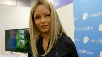 Dacă te simți singur, Aria este pregătită să îți ofere companie. Cum funcționează robotul umanoid prezentat la CES