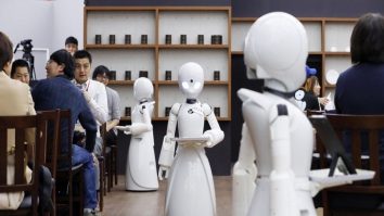O cafenea din Tokyo revoluționează locurile de muncă. Roboții sunt controlați de angajați aflați la sute de kilometri depărtare