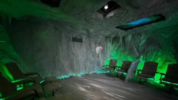Două românce vor să construiască cea mai mare salină din UK. Ele au deschis Crystal Salt Cave, cu 26 de tone de sare aduse din România