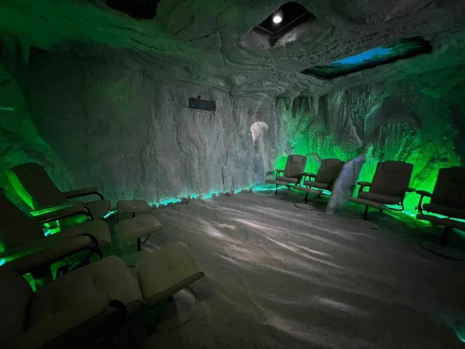 Două românce vor să construiască cea mai mare salină din UK. Ele au deschis Crystal Salt Cave, cu 26 de tone de sare aduse din România