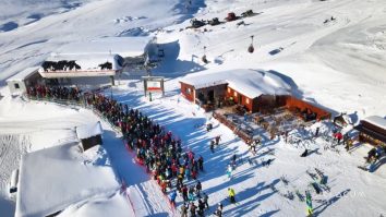 Dacă mergi la munte, ai grijă la drum. Pârtiile din Sinaia sunt extrem de aglomerate, iar pe Valea Prahovei se circulă greu