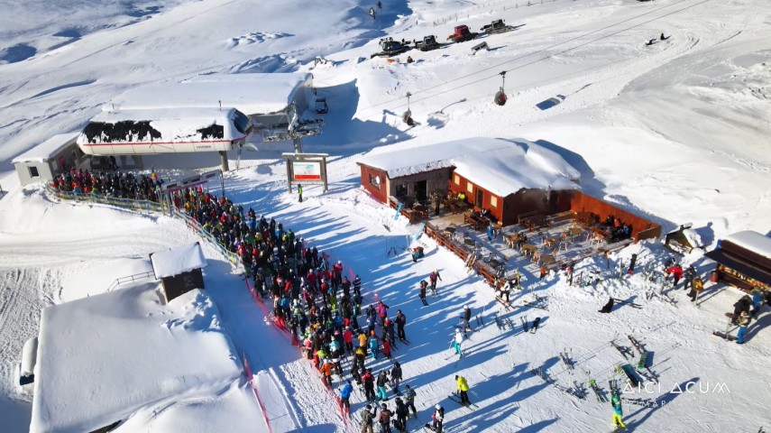 Dacă mergi la munte, ai grijă la drum. Pârtiile din Sinaia sunt extrem de aglomerate, iar pe Valea Prahovei se circulă greu