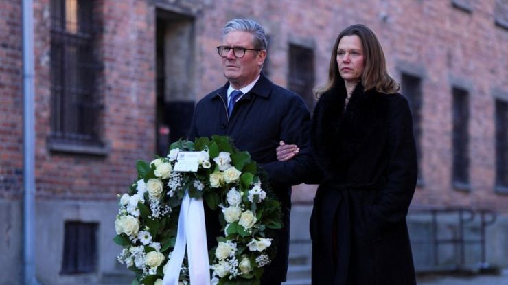 Keir Starmer a vizitat fostul lagăr de concentrare Auschwitz, înaintea aniversării a 80 de ani de la eliberare: „Am simțit un aer de disperare”