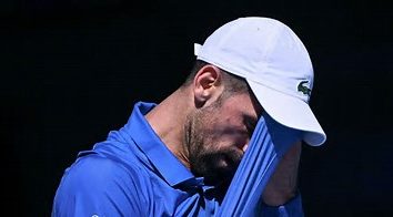 Novak Djokovic a fost huiduit de fanii de la Australian Open după ce s-a retras accidentat din semifinale