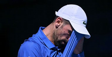 Novak Djokovic a fost huiduit de fanii de la Australian Open după ce s-a retras accidentat din semifinale