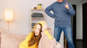 Adolescenții îndrăgostiți intră sub efectul „Romeo și Julieta”. Cum pot reacționa părinții pentru a avea o relație deschisă cu ei