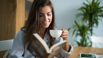 Ce au citit românii în 2024? Românii au redescoperit lectura. Bucureștiul domină la vânzări de carți