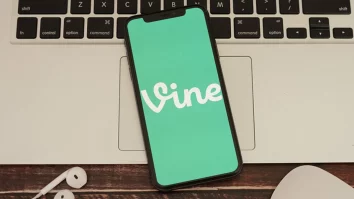 Elon Musk spune că X „se gândește” să reintroducă Vine, cu servicii de la mesagerie la partajare video