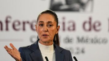 Reuters: Mexic refuză un zbor militar american care deporta migranți. Ce spune Claudia Sheinbaum
